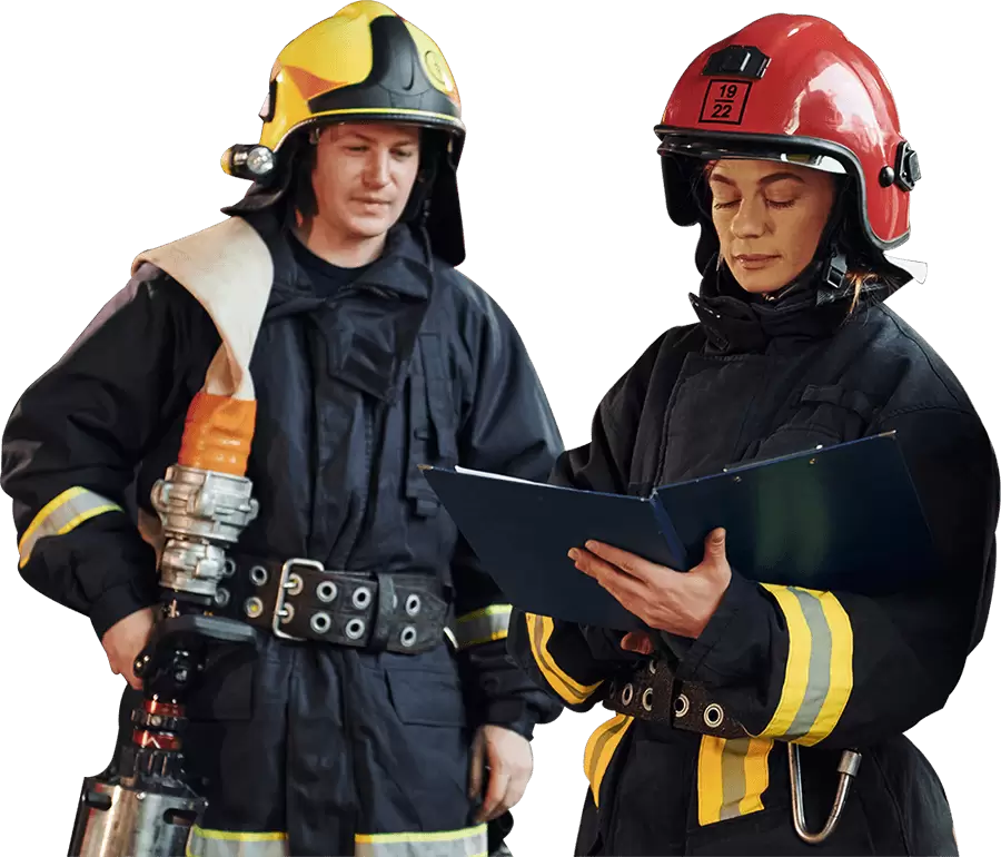 Dois bombeiros discutindo sobre o seu plano de ação